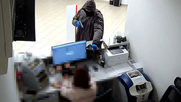 Lupiče zajímaly jen bankovky. Policie ukázala přepadení banky v Mladé Boleslavi